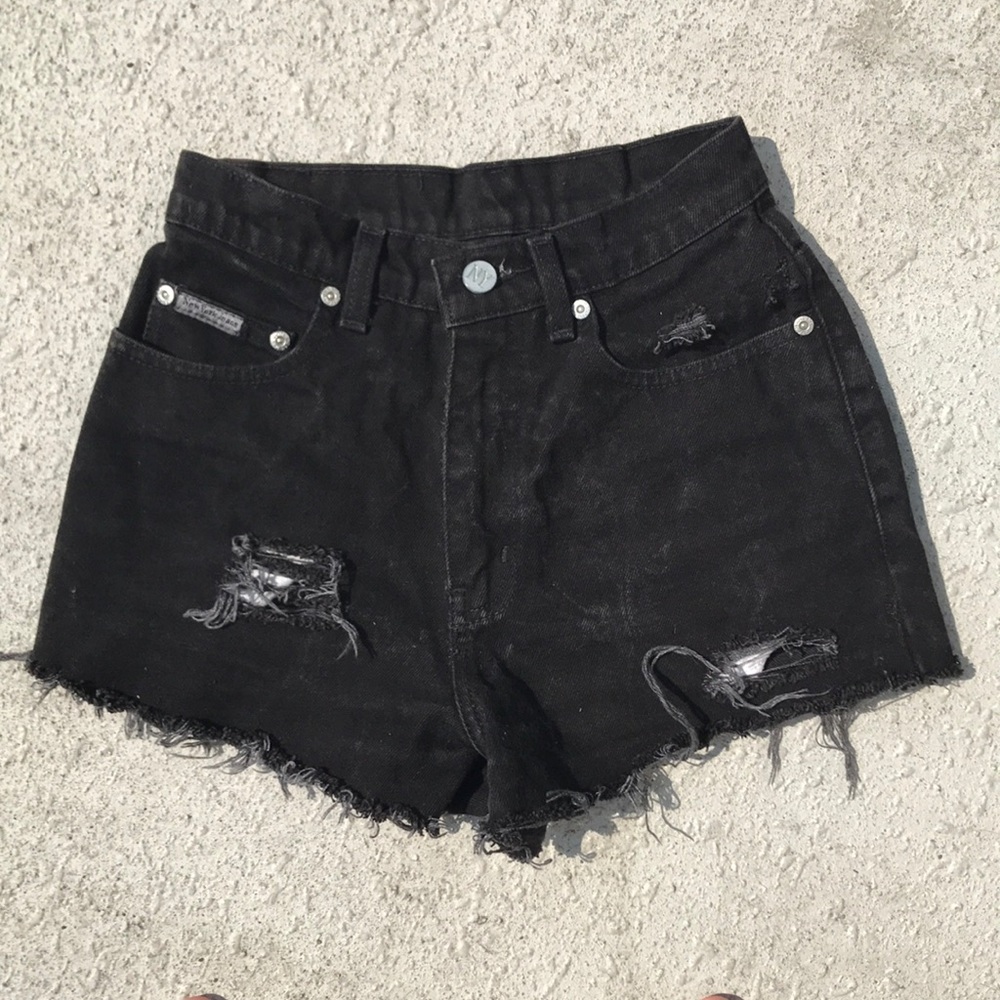 🖤 high waisted distressed denim!!